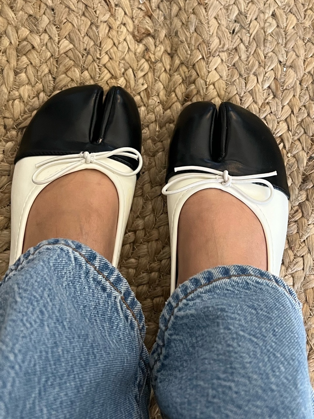 TABI CREAM / BLACK TABIS SPLIT TOE FLATS - Picture 3 of 9